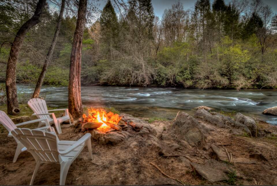 Falcon’s Nest Riverfront Mountain Retreat - mccaysville, Georgia