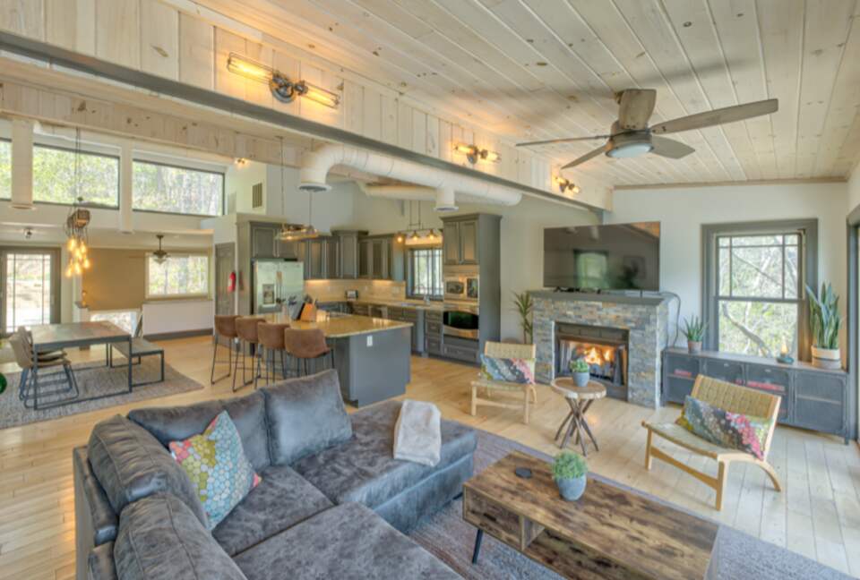 Falcon’s Nest Riverfront Mountain Retreat - mccaysville, Georgia