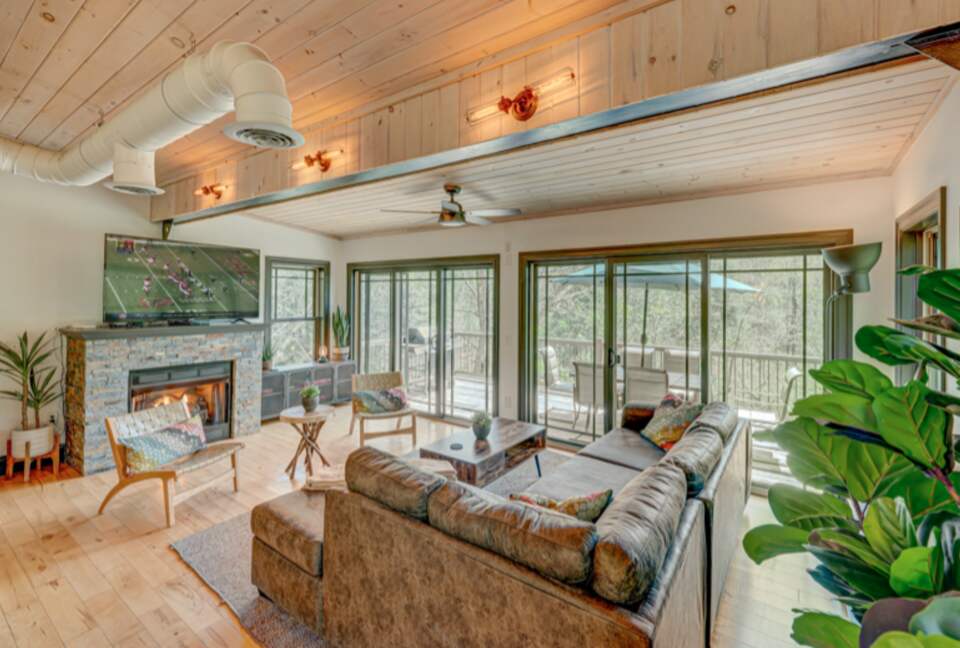 Falcon’s Nest Riverfront Mountain Retreat - mccaysville, Georgia