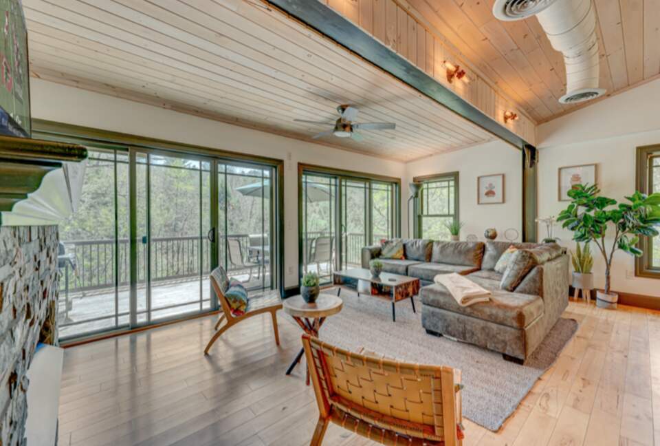 Falcon’s Nest Riverfront Mountain Retreat - mccaysville, Georgia