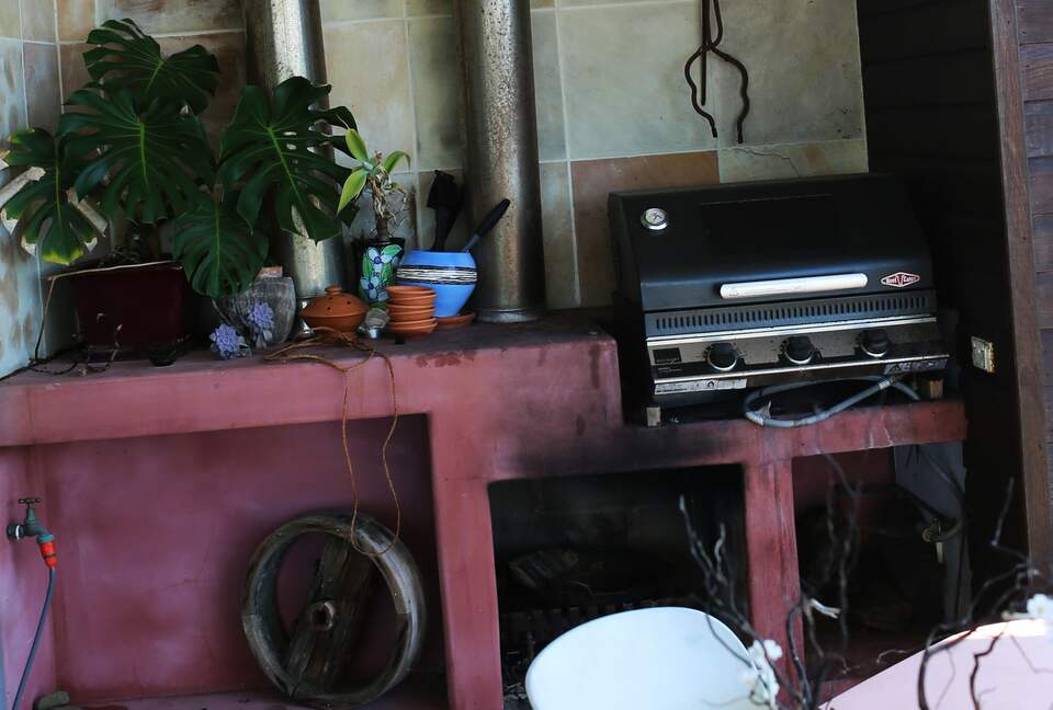 BBQ & outdoor fireplace