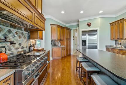 Gorgeous Lakefront Lodge with a Pool and Dock - Fort Mill, South Carolina