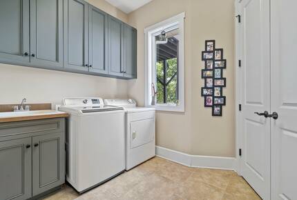 Gorgeous Lakefront Lodge with a Pool and Dock - Fort Mill, South Carolina