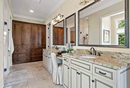 Gorgeous Lakefront Lodge with a Pool and Dock - Fort Mill, South Carolina