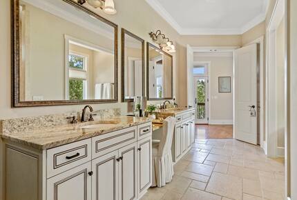 Gorgeous Lakefront Lodge with a Pool and Dock - Fort Mill, South Carolina