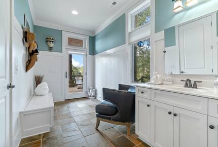 Gorgeous Lakefront Lodge with a Pool and Dock - Fort Mill, South Carolina