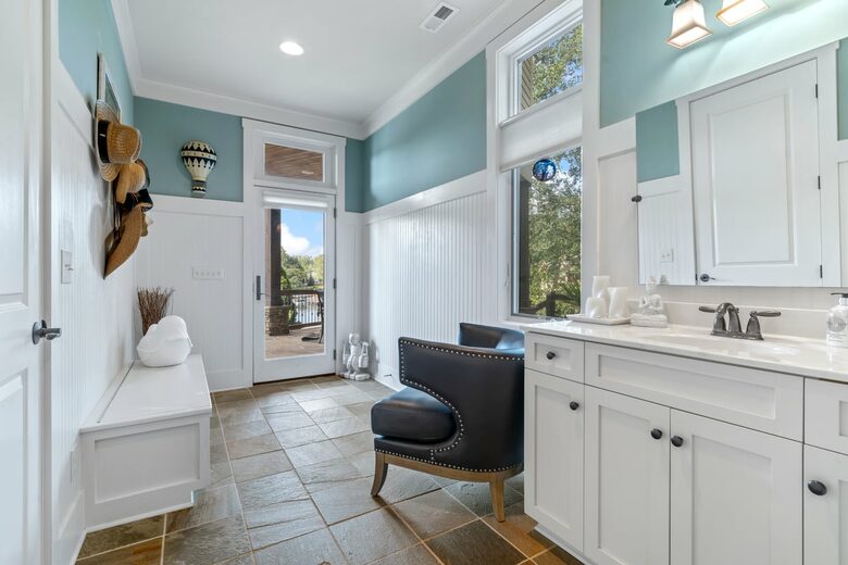 Gorgeous Lakefront Lodge with a Pool and Dock - Fort Mill, South Carolina