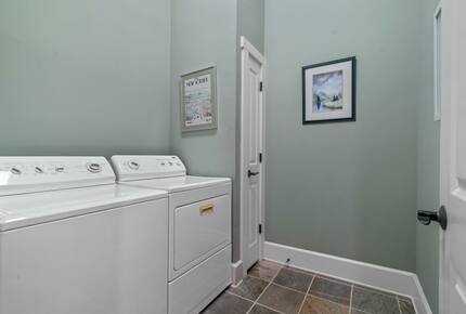 Gorgeous Lakefront Lodge with a Pool and Dock - Fort Mill, South Carolina