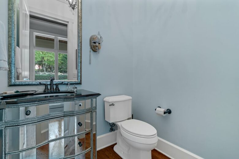 Gorgeous Lakefront Lodge with a Pool and Dock - Fort Mill, South Carolina