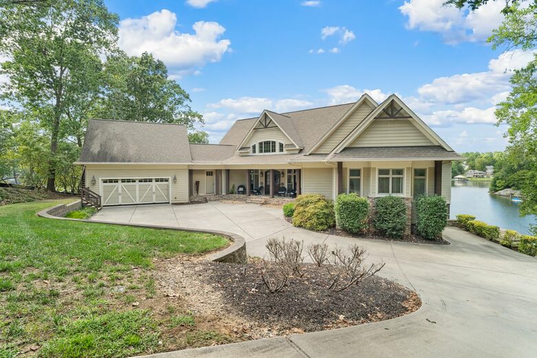 Gorgeous Lakefront Lodge with a Pool and Dock - Fort Mill, South Carolina