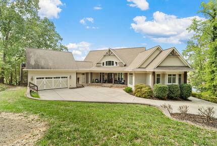 Gorgeous Lakefront Lodge with a Pool and Dock - Fort Mill, South Carolina