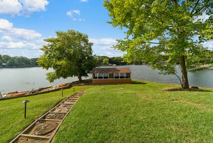Gorgeous Lakefront Lodge with a Pool and Dock - Fort Mill, South Carolina
