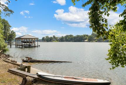 Gorgeous Lakefront Lodge with a Pool and Dock - Fort Mill, South Carolina