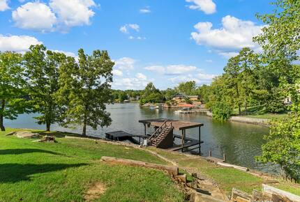 Gorgeous Lakefront Lodge with a Pool and Dock - Fort Mill, South Carolina