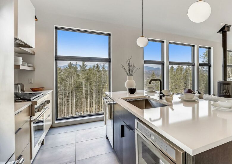 "The Thomas" Cozy Comfort with Expansive Vistas - Stowe, Vermont