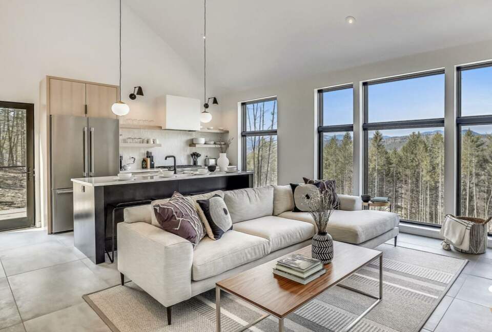 "The Thomas" Cozy Comfort with Expansive Vistas - Stowe, Vermont