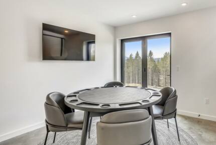 "The Thomas" Cozy Comfort with Expansive Vistas - Stowe, Vermont