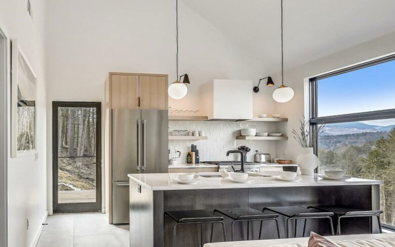 "The Thomas" Cozy Comfort with Expansive Vistas - Stowe, Vermont