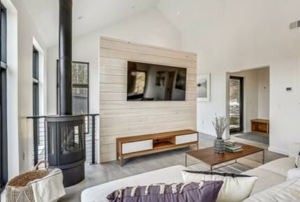 "The Thomas" Cozy Comfort with Expansive Vistas - Stowe, Vermont