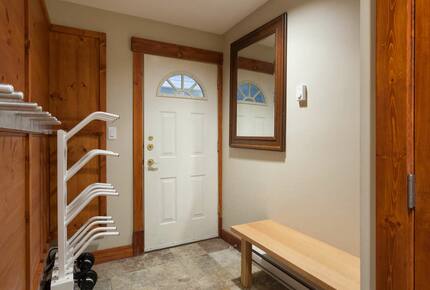 Snowbird 100 | Spacious Townhome in Great Location w/ Shared Hot Tub - Whistler, Canada