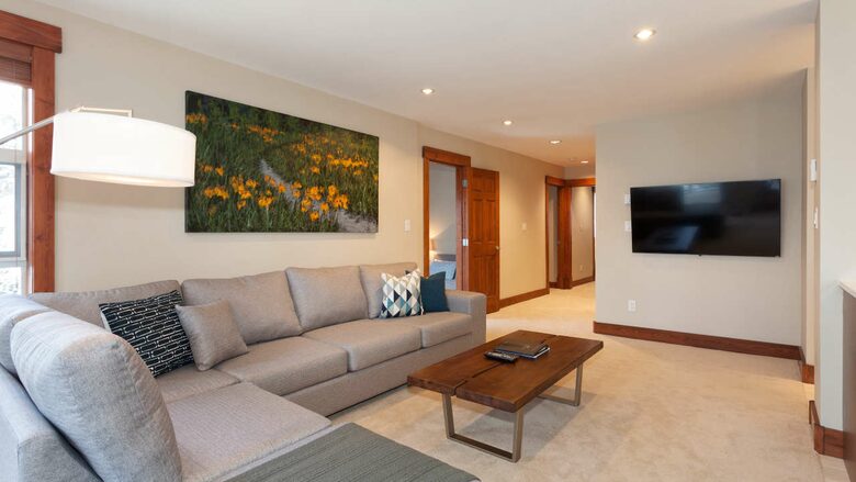 Snowbird 100 | Spacious Townhome in Great Location w/ Shared Hot Tub - Whistler, Canada