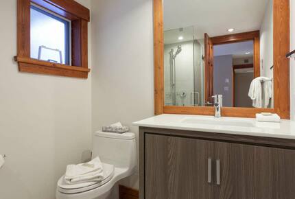 Snowbird 100 | Spacious Townhome in Great Location w/ Shared Hot Tub - Whistler, Canada