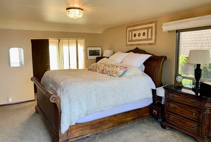 Golden Sunset Villa - Seattle, Washington