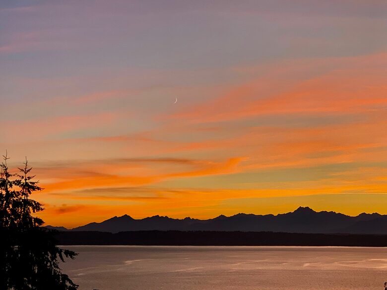 Golden Sunset Villa - Seattle, Washington