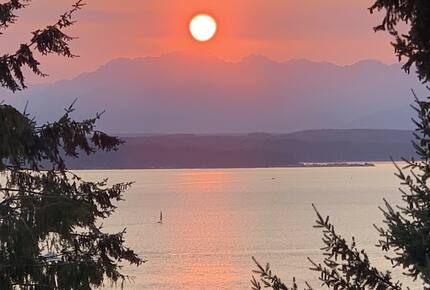 Golden Sunset Villa - Seattle, Washington