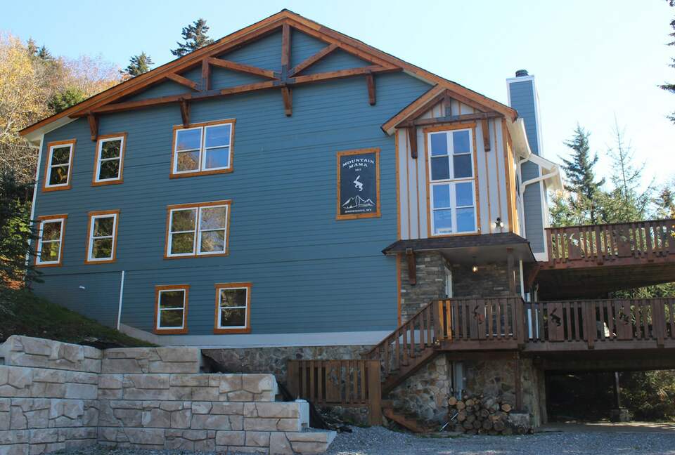 Mountain Mama Ski-In/Ski-Out Retreat - Snowshoe, West Virginia