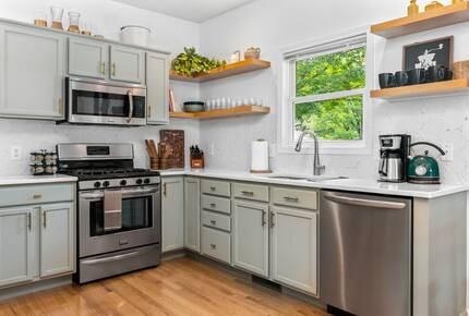 Bohemian Retreat | three bedroom two full bath close to beach, downtown, and wineries! - Grand Traverse County, Michigan