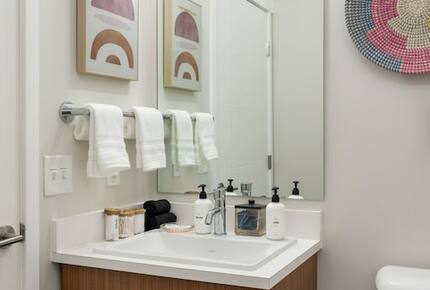 "Happy Trails" Chic Condo Close to downtown, beach and bike trail - Traverse City, Michigan