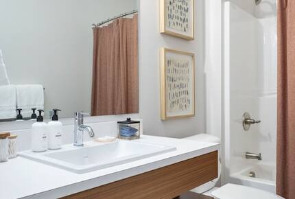 "Happy Trails" Chic Condo Close to downtown, beach and bike trail - Traverse City, Michigan