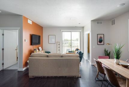 "Happy Trails" Chic Condo Close to downtown, beach and bike trail - Traverse City, Michigan