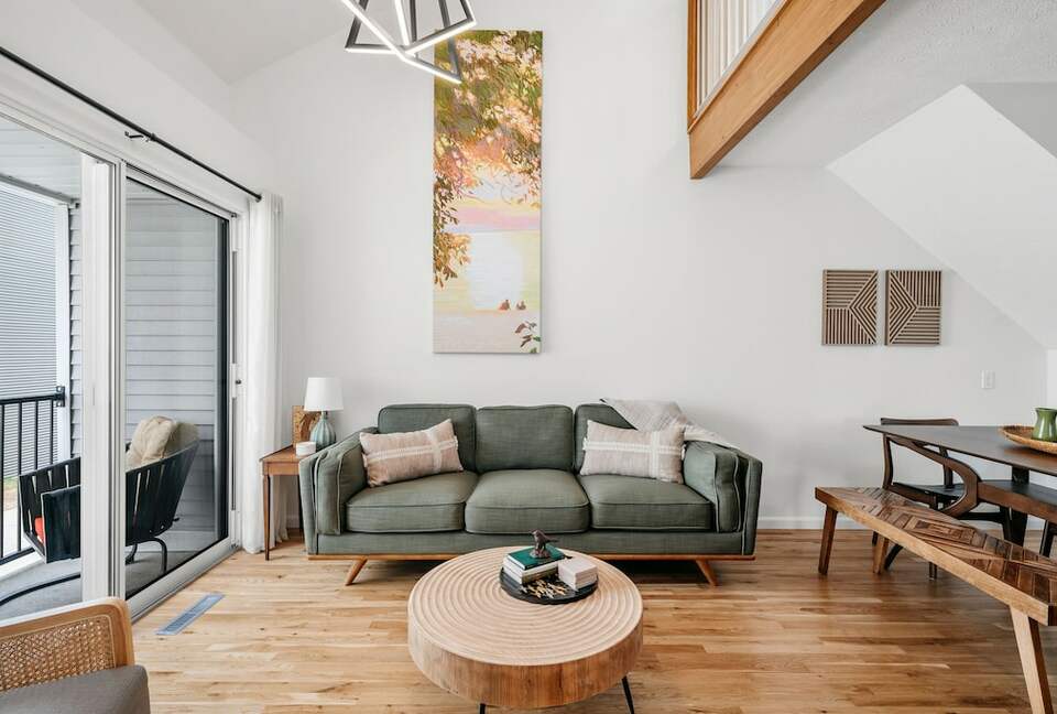 Japandi on Eighth | Three Bedroom near downtown, beach, and wineries! - Traverse City, Michigan