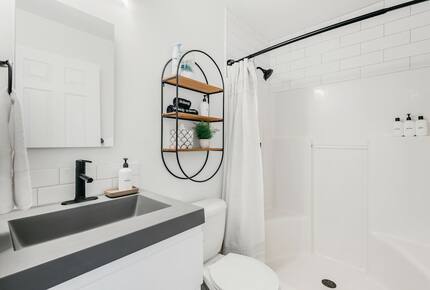 Japandi on Eighth | Three Bedroom near downtown, beach, and wineries! - Traverse City, Michigan