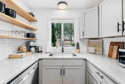 Japandi on Eighth | Three Bedroom near downtown, beach, and wineries! - Traverse City, Michigan