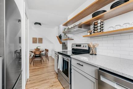 Japandi on Eighth | Three Bedroom near downtown, beach, and wineries! - Traverse City, Michigan