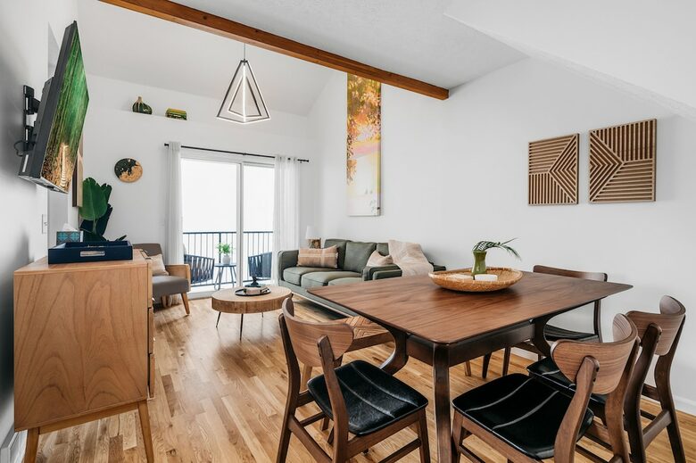 Japandi on Eighth | Three Bedroom near downtown, beach, and wineries! - Traverse City, Michigan