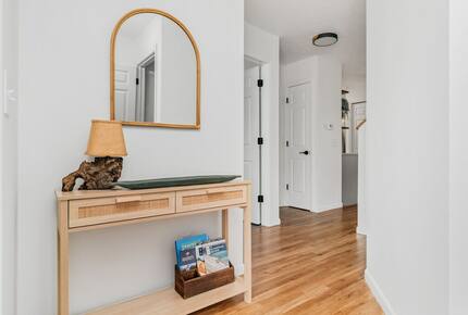 Japandi on Eighth | Three Bedroom near downtown, beach, and wineries! - Traverse City, Michigan