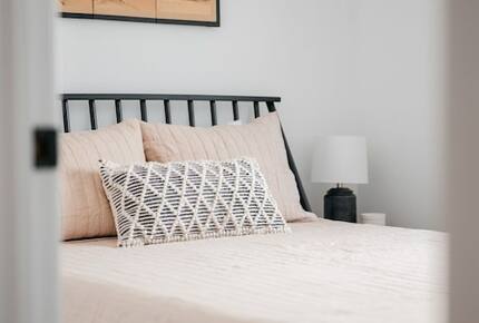 Japandi on Eighth | Three Bedroom near downtown, beach, and wineries! - Traverse City, Michigan