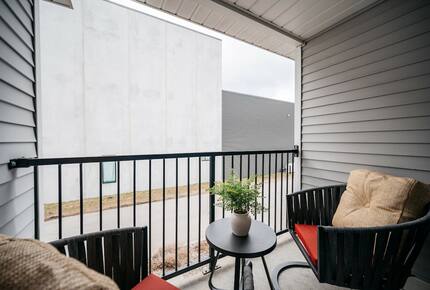 Japandi on Eighth | Three Bedroom near downtown, beach, and wineries! - Traverse City, Michigan