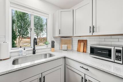 Japandi on Eighth | Three Bedroom near downtown, beach, and wineries! - Traverse City, Michigan