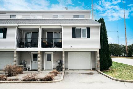 Japandi on Eighth | Three Bedroom near downtown, beach, and wineries! - Traverse City, Michigan