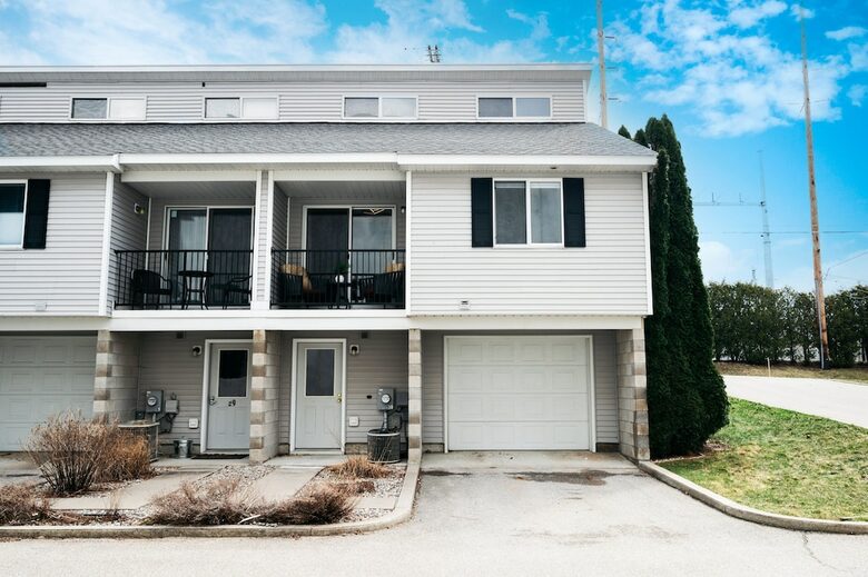 Japandi on Eighth | Three Bedroom near downtown, beach, and wineries! - Traverse City, Michigan
