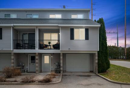 Japandi on Eighth | Three Bedroom near downtown, beach, and wineries! - Traverse City, Michigan