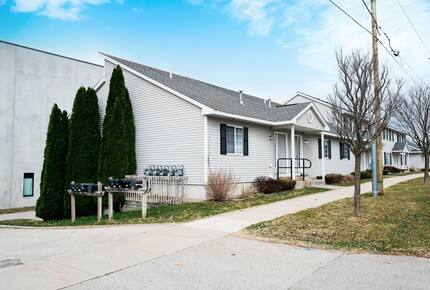 Japandi on Eighth | Three Bedroom near downtown, beach, and wineries! - Traverse City, Michigan