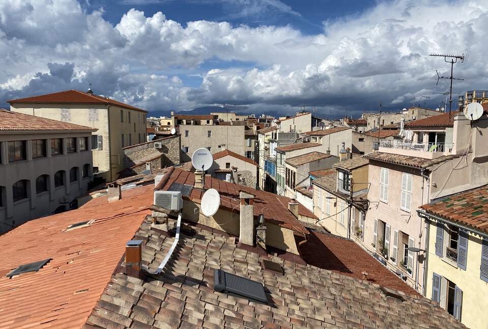 Rare Three Bedroom in Old Antibes - Antibes, France