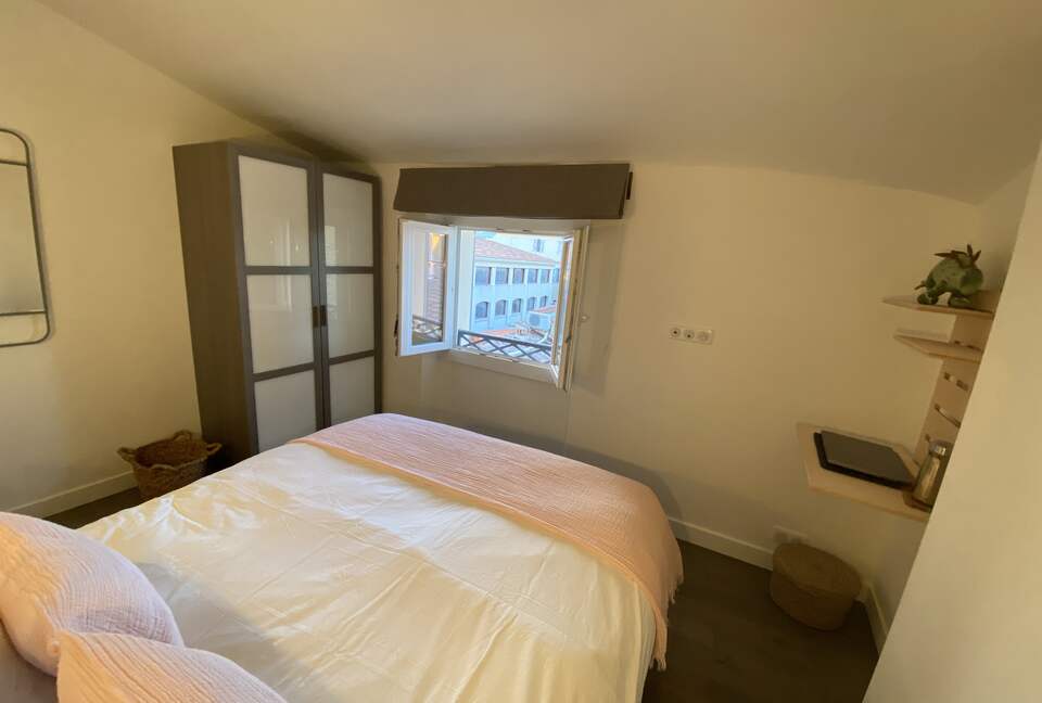 Rare Three Bedroom in Old Antibes - Antibes, France