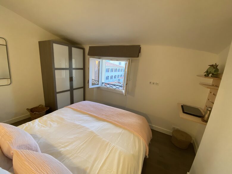 Rare Three Bedroom in Old Antibes - Antibes, France